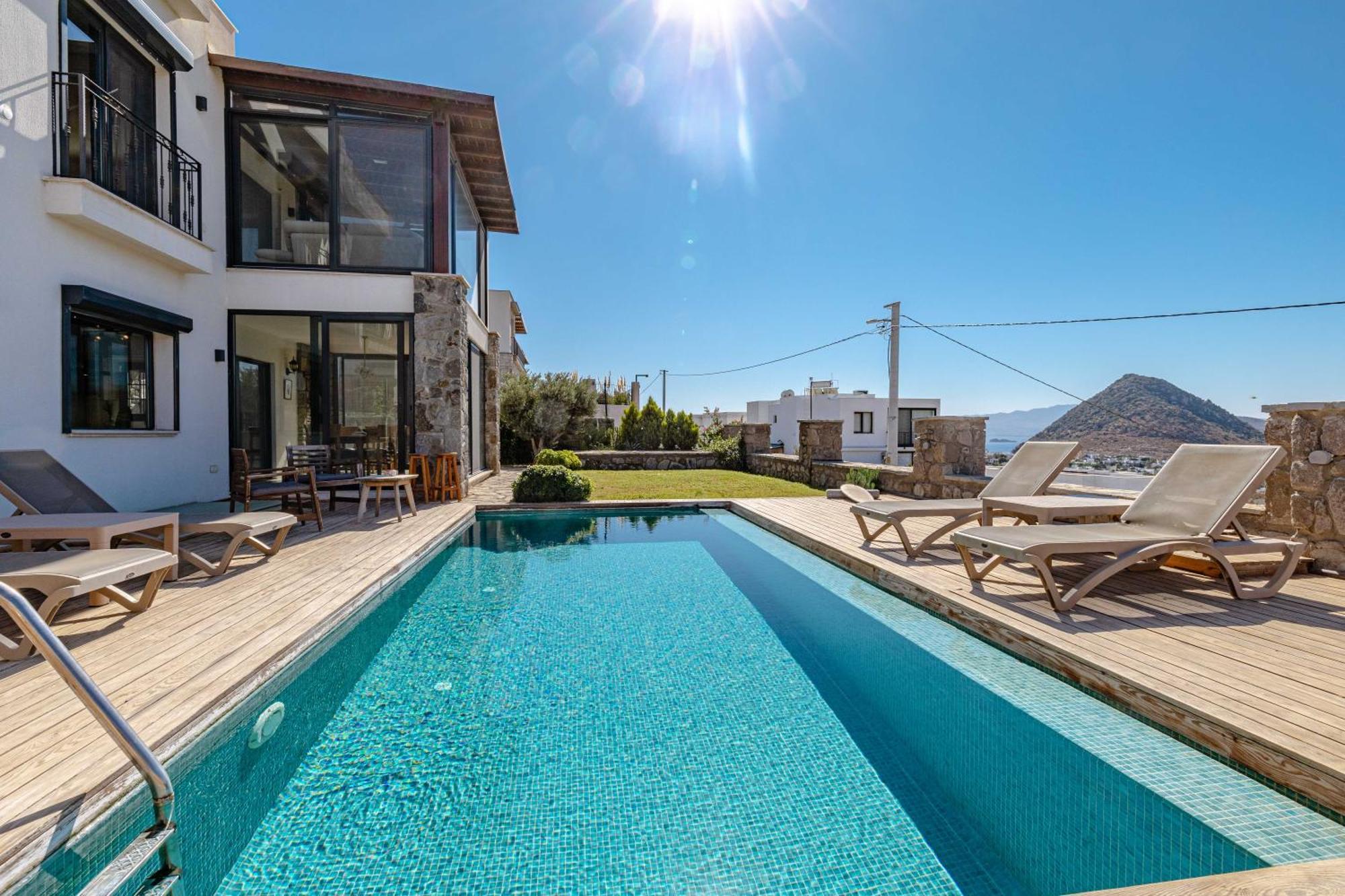 Elegant Private Pool & Stunning Views Villa *