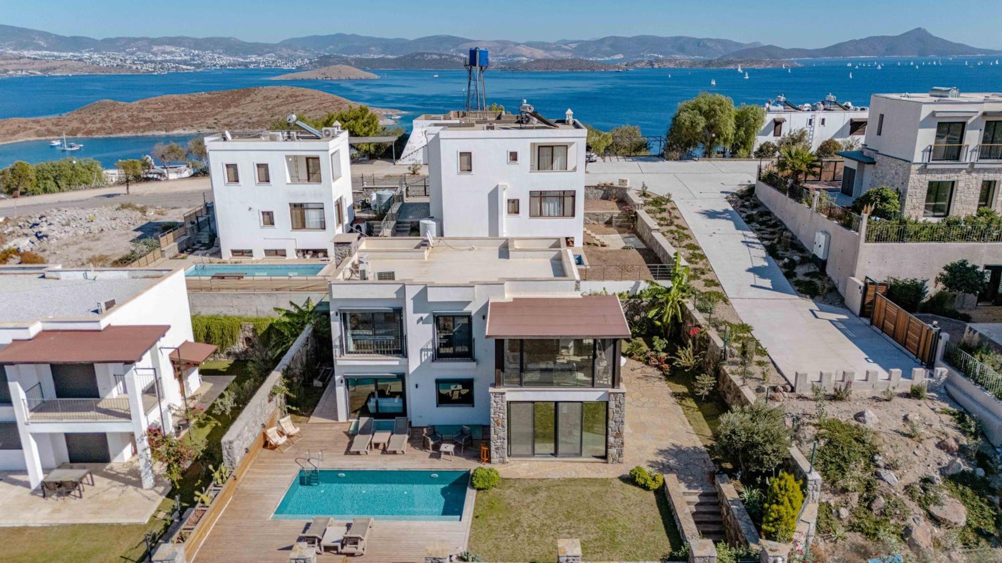 Elegant Private Pool & Stunning Views Villa *