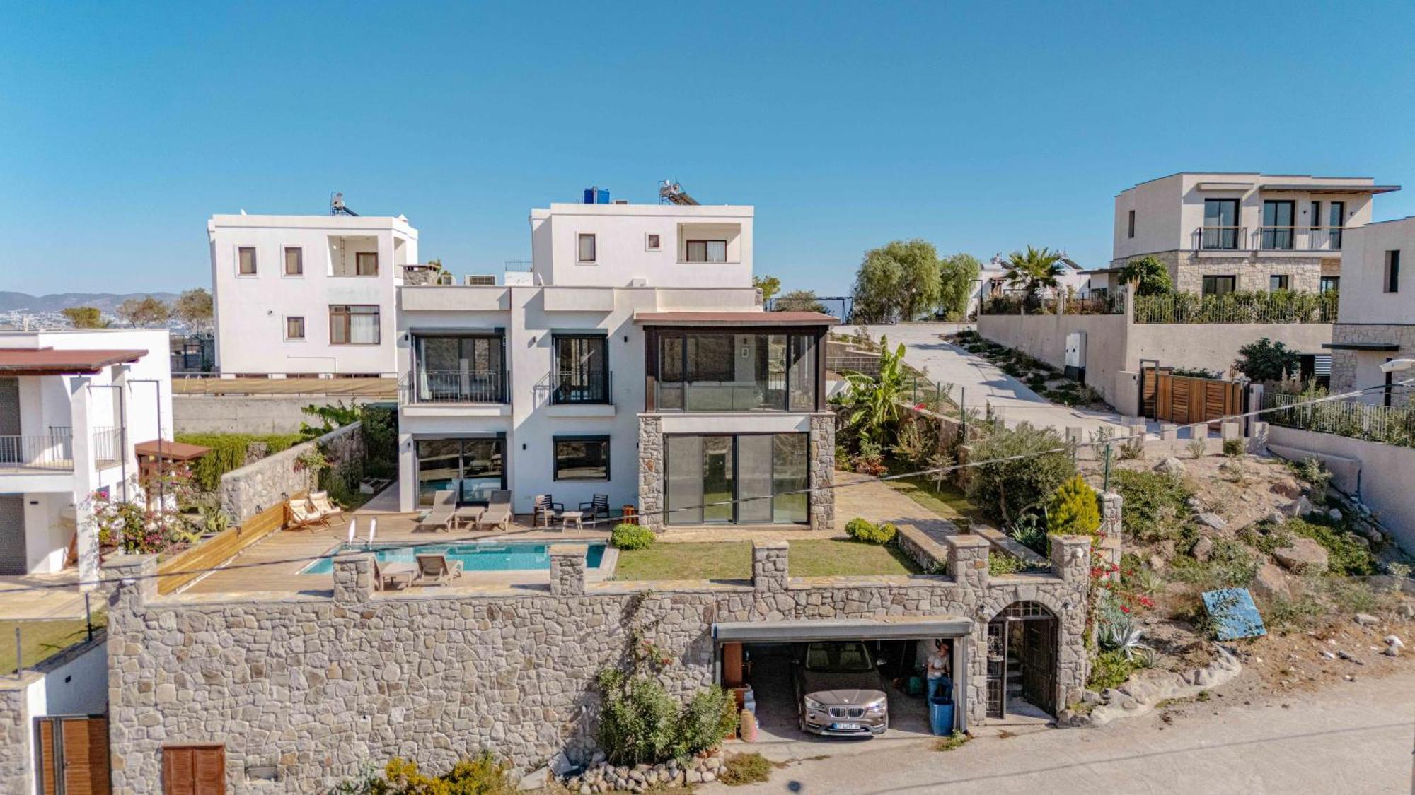 Elegant Private Pool & Stunning Views *