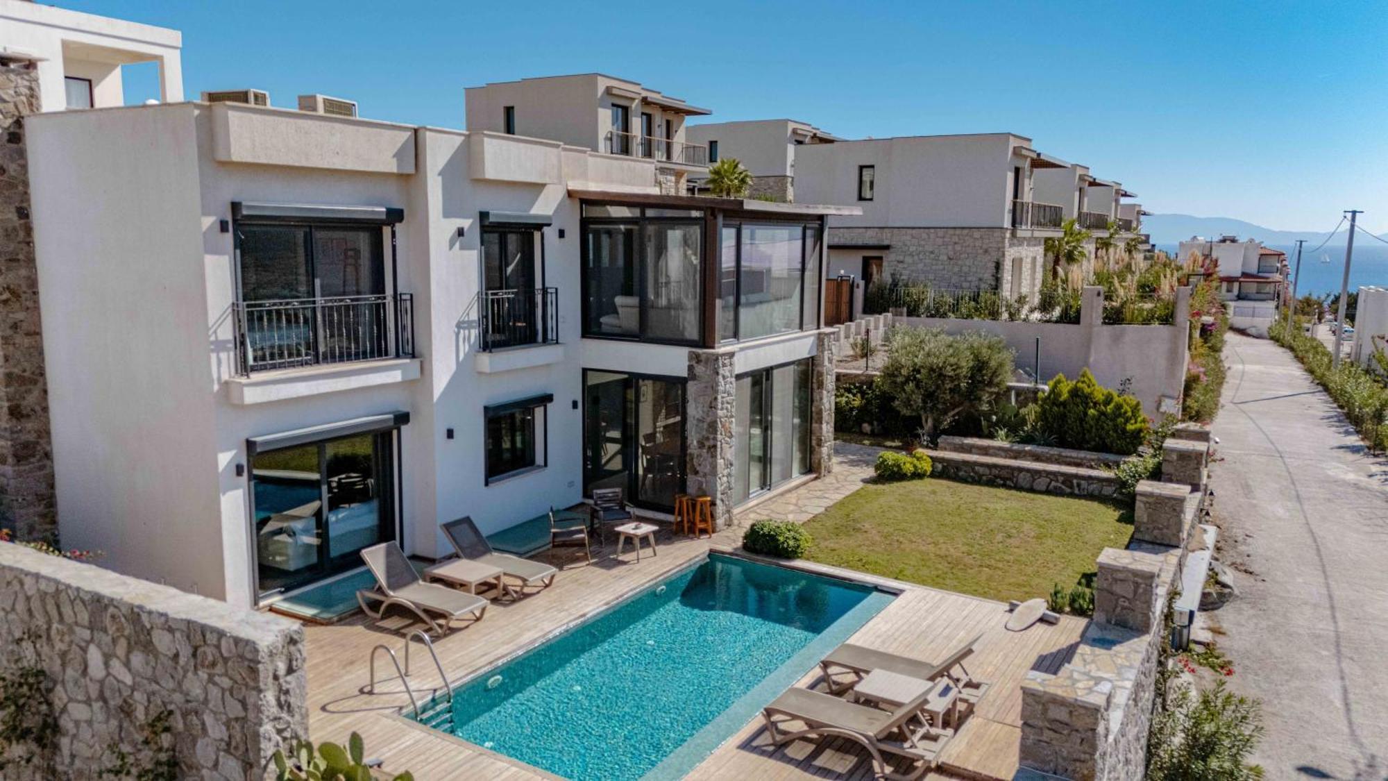 Elegant Private Pool & Stunning Views Villa